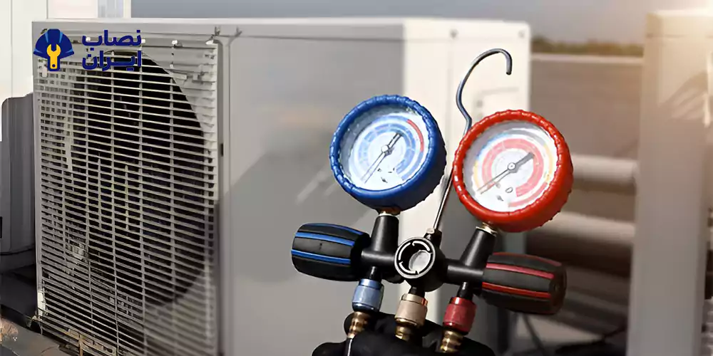 نشانگر گیج منیفولد در حال تست فشار و شارژ گاز کولر گازی توسط تکنسین نصابیران