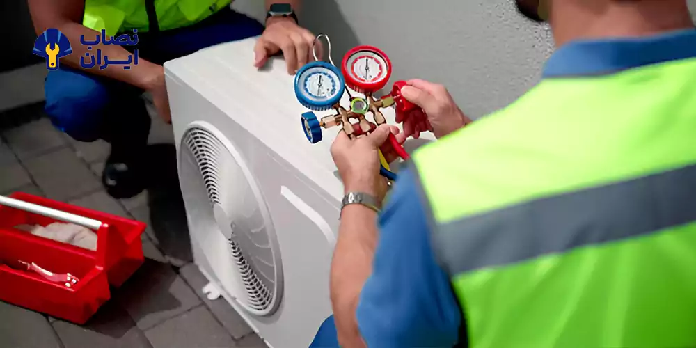 نصاب حرفهای در حال نصب استاندارد کولر گازی در منطقه ۱۸ تهران