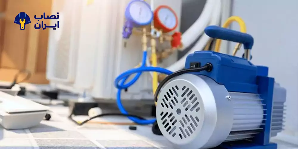 استفاده از پمپ وکیوم حرفهای برای تخلیه رطوبت و هوای لولههای کولر گازی توسط نصابیران